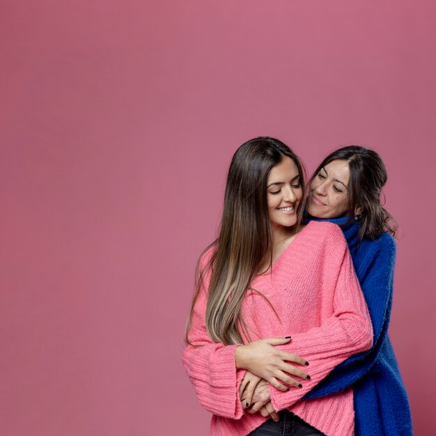 Copy-Space Mutter und Tochter umarmen sich