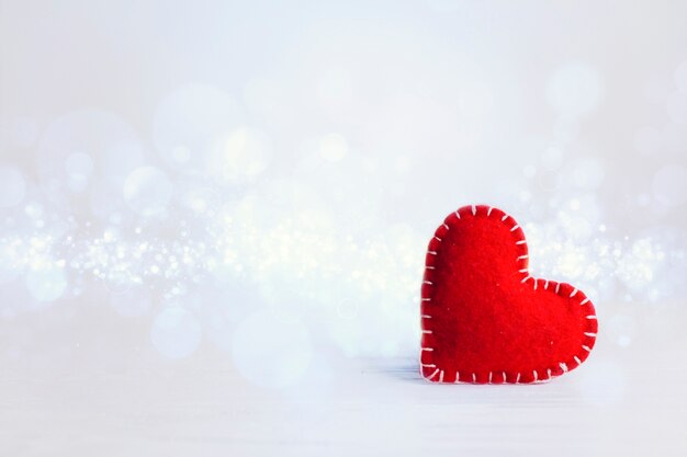 Copy-Space rotes Herz zum Valentinstag