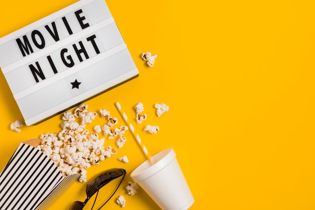 Kostenloses Foto copy-space-saft und popcorn für das kino
