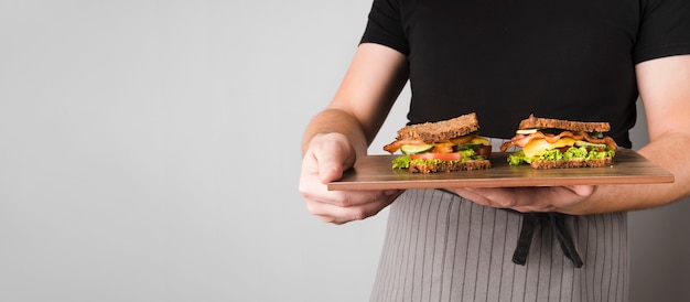 Kostenloses Foto copy-space-sandwiches auf holzbrett