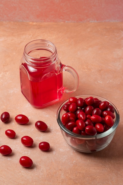 Cornel Beeren in der Tasse und Saft im Glas.