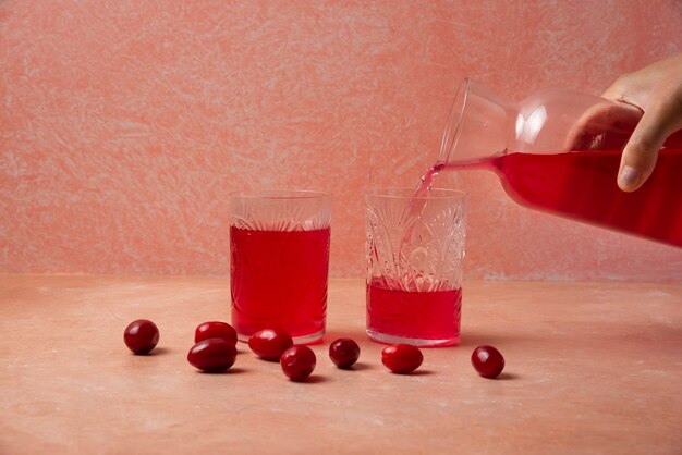 Cornel-Saft in Gläser geben.