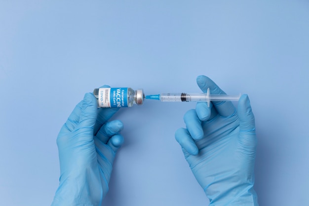 Coronavirus-Anordnung mit Impfstoffflasche und Spritze