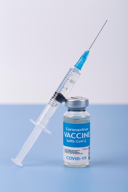 Coronavirus-Anordnung mit Impfstoffflasche und Spritze