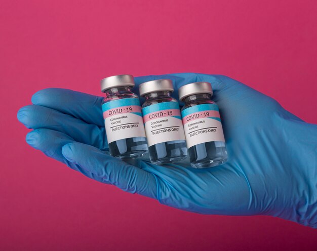 Coronavirus-Impfstoffsortiment auf Pink