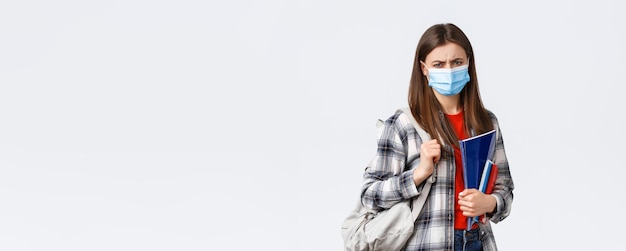 Kostenloses Foto coronavirus-pandemie, covid-bildung und back-to-school-konzept verärgerte enttäuschte studentin