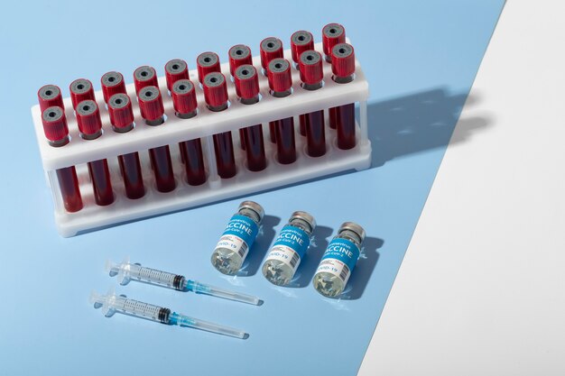 Coronavirus-Sortiment mit Blutproben und Impfstoff