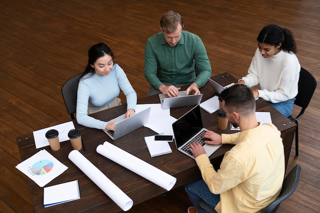 Corporate Worker Brainstorming zusammen