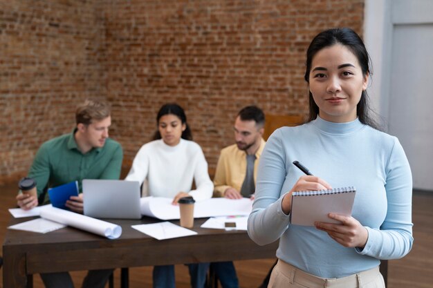 Corporate Worker Brainstorming zusammen