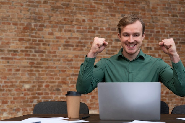 Kostenloses Foto corporate worker genießt es, wieder im büro zu sein