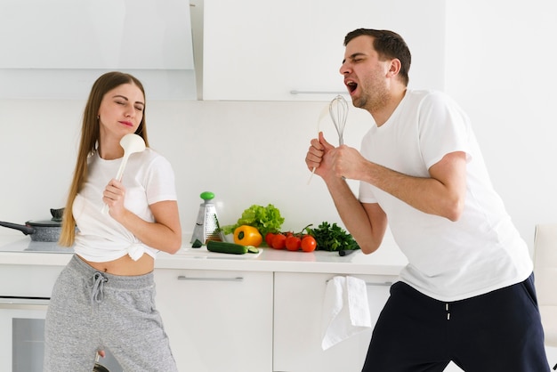 Coulpe hat Spaß beim Kochen