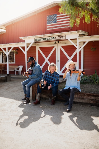 Kostenloses Foto country-musikband singt im freien