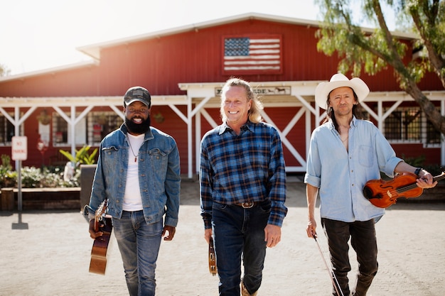 Kostenloses Foto country-musikband singt im freien