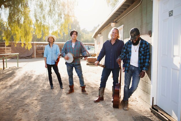 Kostenloses Foto country-musikband singt im freien