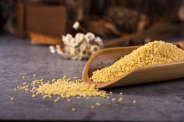 Couscous in einem Holzlöffel