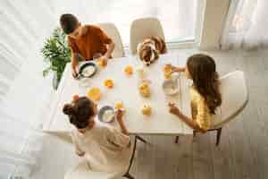 Kostenloses Foto cousins verbringen zeit zusammen zu hause und frühstücken