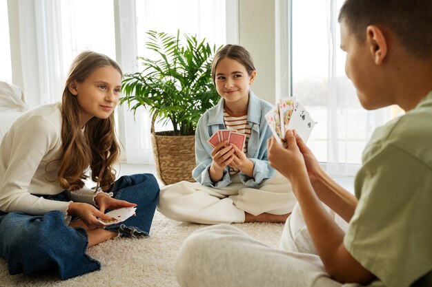 Cousins verbringen Zeit zusammen zu Hause und spielen Karten