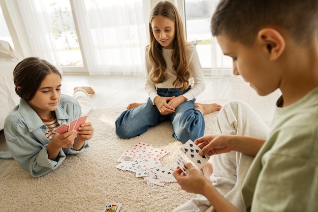 Cousins verbringen Zeit zusammen zu Hause und spielen Karten