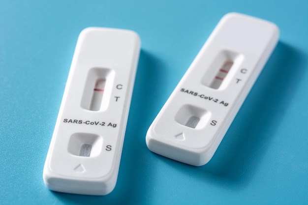 Covid-19 Antigen-Schnelltest auf blauem Hintergrund