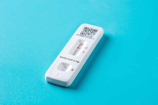 Covid-19 Antigen-Schnelltest auf blauem Hintergrund