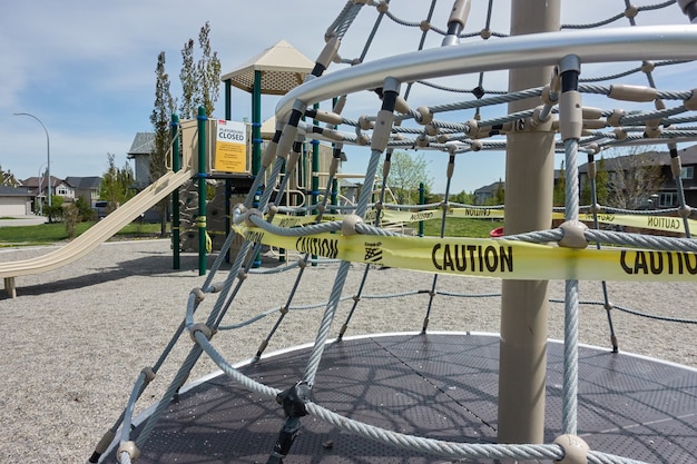 Covid-19-beschränkungsschilder auf einem spielplatz