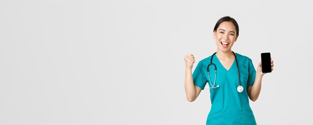 Covid-Gesundheitsmitarbeiter und Online-Medizinkonzept erfolgreiche fröhliche asiatische Ärztin Krankenschwester i ...