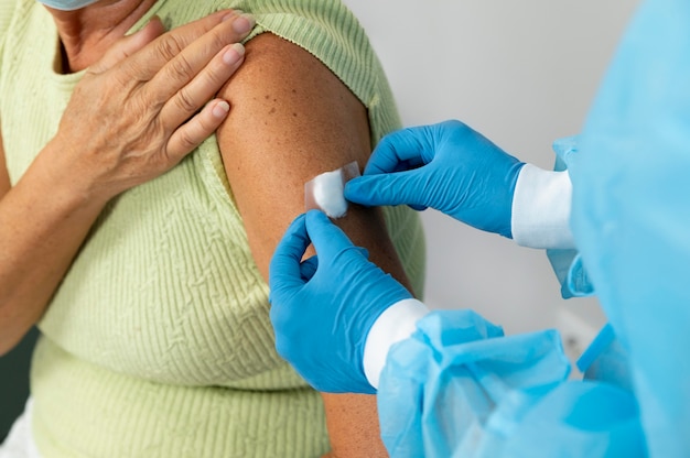 Kostenloses Foto covid-impfung zur bekämpfung von krankheiten