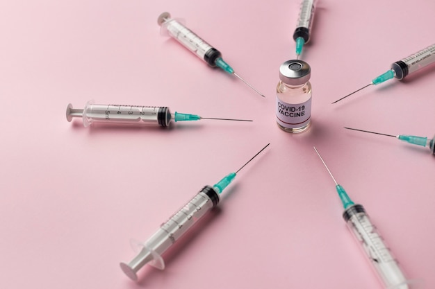 Covid-Stillleben mit Impfstoff