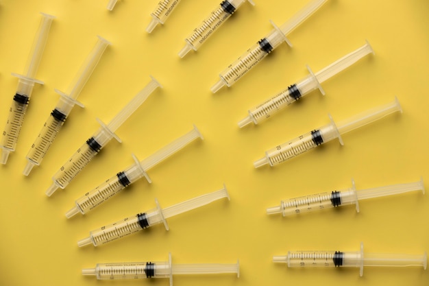 Kostenloses Foto covid-stillleben mit impfstoff