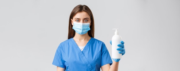 Covid verhindert Virengesundheitspersonal und Quarantänekonzept seriös aussehende medizinische Arbeiter