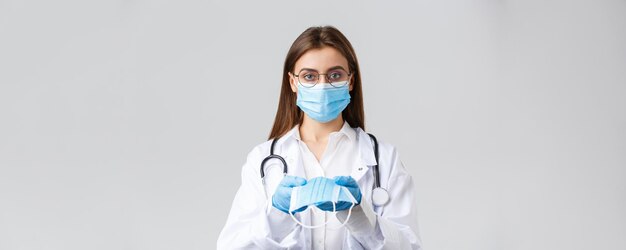 Covid verhindert Virusklinik medizinisches Personal und Quarantänekonzept junger Arzt in medizinischer Maske