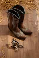 Kostenloses Foto cowboy-inspiration mit stiefeln auf holzboden