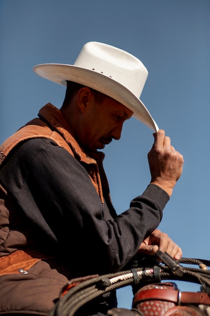 Cowboy-Silhouette mit Pferd gegen warmes Licht