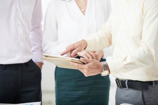 Coworking Geschäftsleute Tablette teilen