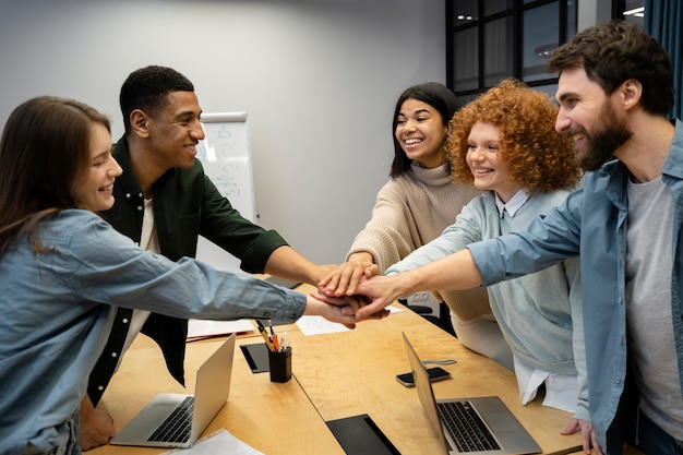 Kostenloses Foto coworking menschen, die zusammenarbeiten