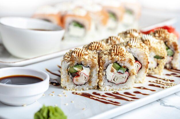 Crab Maki Frischkäse Gurke Reis Sesam Ingwer Wasabi Seitenansicht