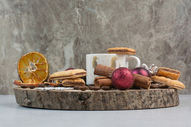 Cracker mit Aromatasse Kaffee auf Holzteller. Hochwertiges Foto