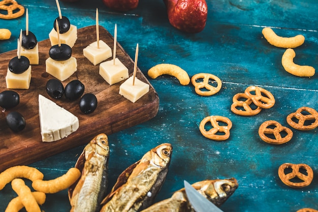 Cracker mit geräuchertem Fisch und Käsewürfeln