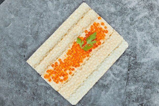 Cracker mit rotem Kaviar.