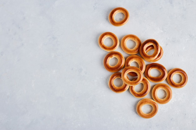 Cracker und Brötchen lokalisiert auf weißem Hintergrund, Draufsicht.