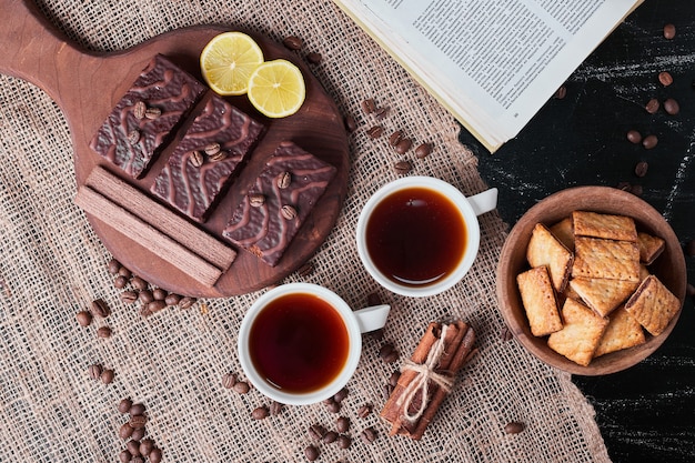 Cracker und Schokoladenwaffeln mit Tee