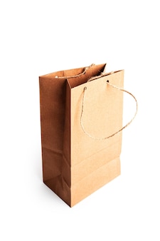 Craft-paket isoliert auf weißem hintergrund. eine papiertasche. geschenkpapier. foto in hoher qualität