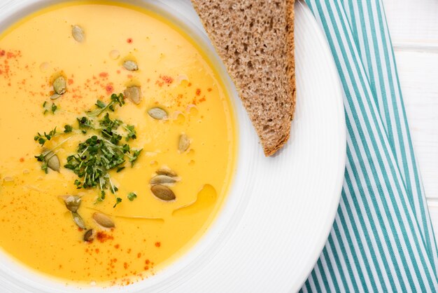 Cremesuppe mit einer halben Scheibe Brot