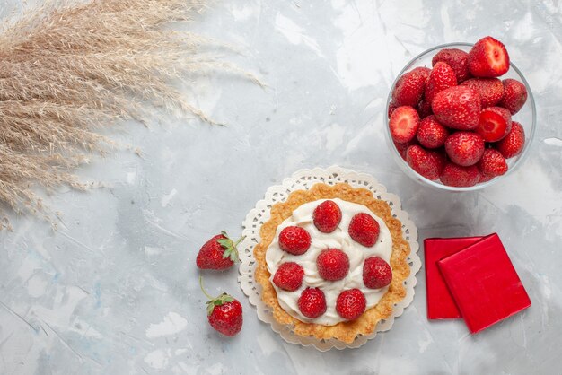 cremiger Kuchen mit frischen roten Erdbeeren und Pralinenkuchen auf Licht, Kuchenfrucht-Beeren-Kekscreme süß