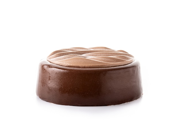 Cremiger Schokoladenkuchen isoliert auf weißem Hintergrund