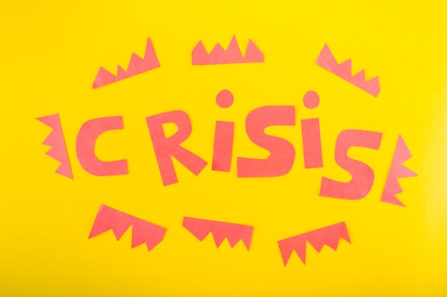 Crisis-Schriftzug aus Papier