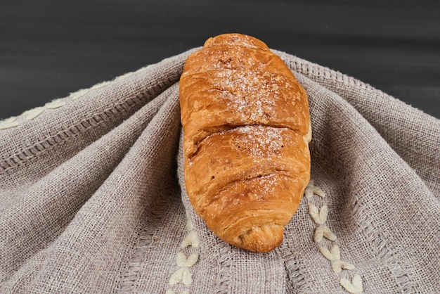 Croissant auf einem Küchentuch.