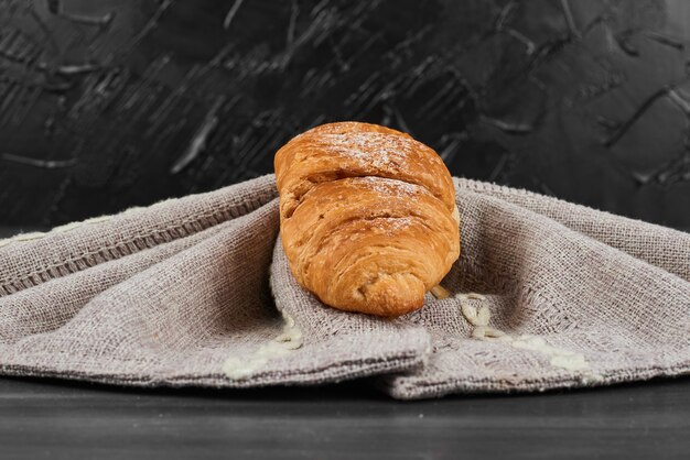 Croissant auf einem Stück Küchentuch.