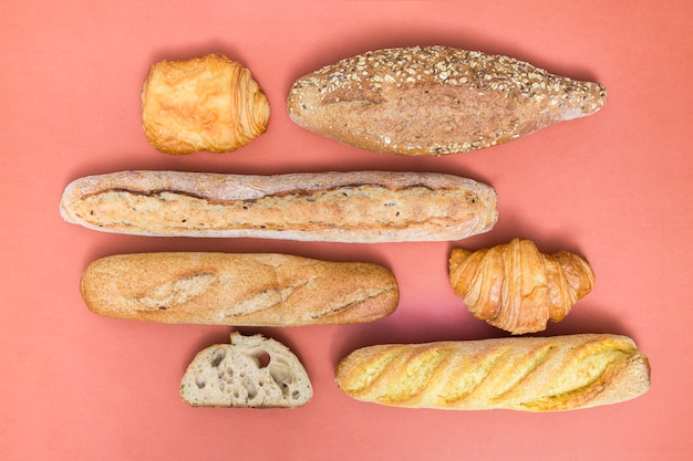 Croissant; Blätterteig; Laib und Baguette-Brote auf farbigem Hintergrund
