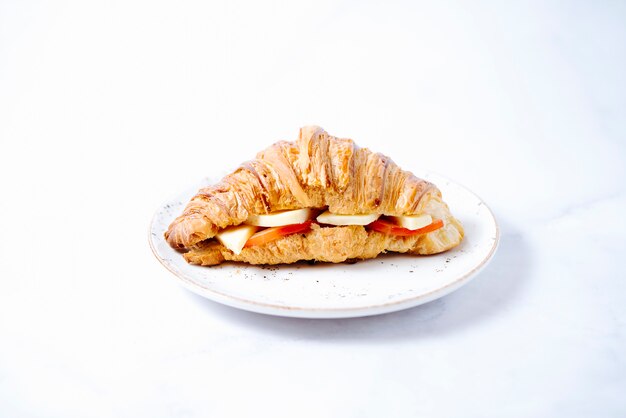 Croissant gefüllt mit Käse und Tomaten